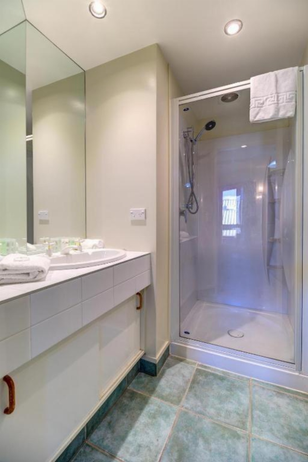 Lakefront Apartments,18 LAKE ESPLANADE ROAD